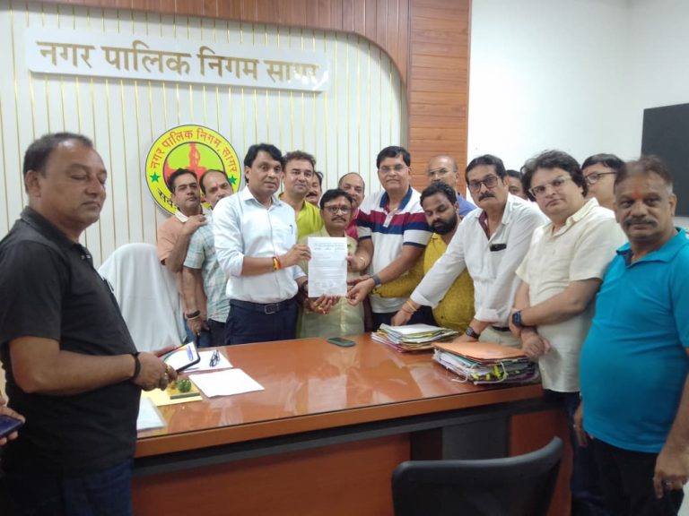 व्यापारियों ने दिया निगमायुक्त को ज्ञापन, अब अनुज्ञप्ति लायसेंस स्थगित, पुनः विचार होगा