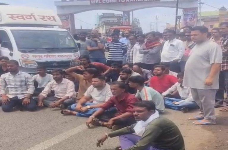 सागर में लेखापाल की संदिग्ध मौत पर तनाव, चक्काजाम और हड़ताल, आरटीआई एक्टविस्ट पर आरोप