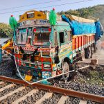 सागर में गेट तोड़ता अनियंत्रित ट्रक फंसा, रेल लाइन पर अटका