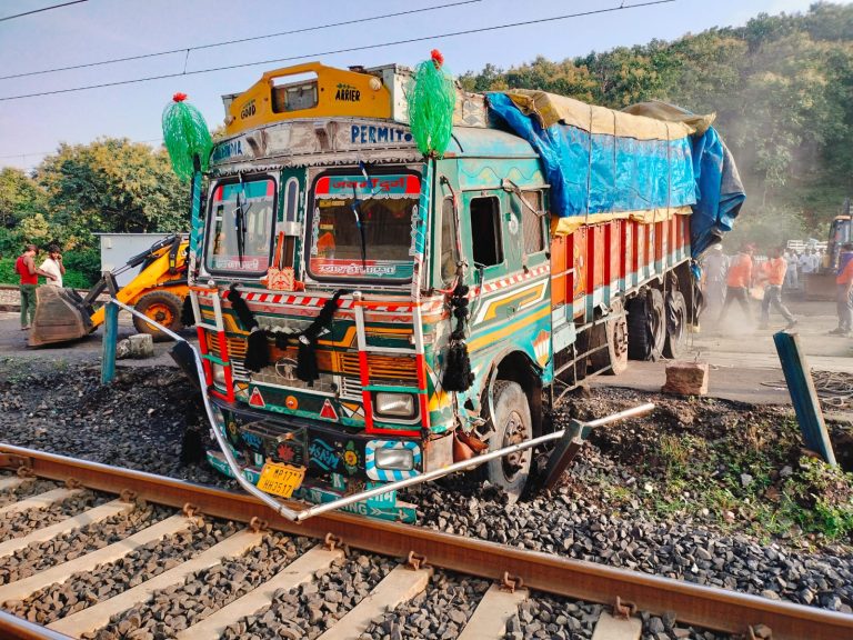 सागर में गेट तोड़ता अनियंत्रित ट्रक फंसा, रेल लाइन पर अटका