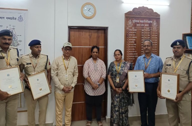 Sagar: हैदराबाद से प्रशिक्षण लेकर सागर पहुँचे पुलिसकर्मियों को आईजी हिमानी खन्ना ने किया सम्मानित