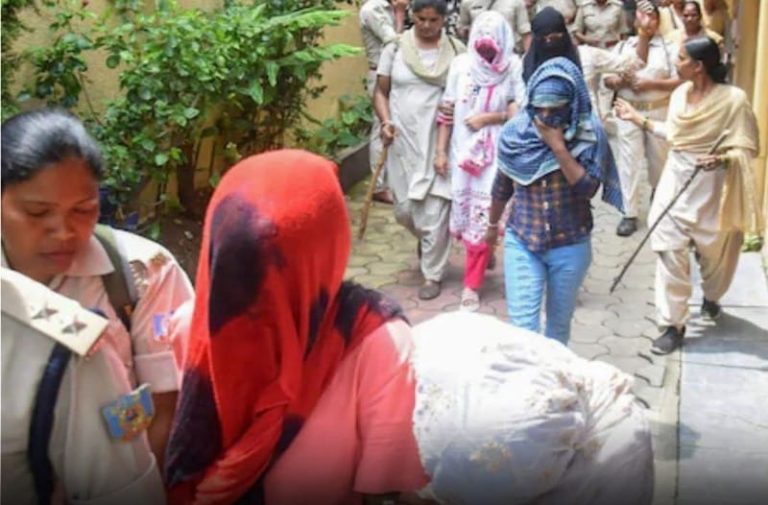 गर्ल्स हॉस्टल से चल रहा था सेक्स रैकेट, 10 युवतियों सहित 11 को गिरफ्तार