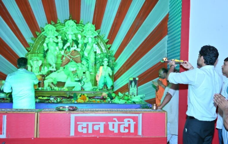 अविराज सिंह ने पुरव्याउ की देवी महिषासुर मर्दिनी के दर्शन किए, शिव तांडव स्त्रोत सुनाया