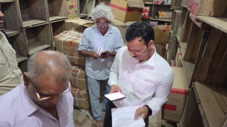 कलेक्टर के निर्देश पर बड़ी कार्रवाई : पटाखा विक्रेता रमेश ताले वाले की दुकान के समीप गोदाम सील