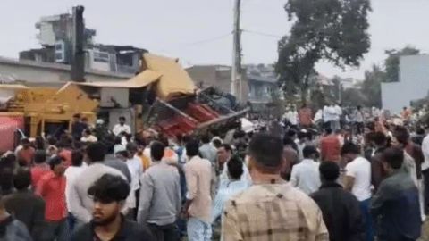निर्माणाधीन रेलवे ओवरब्रिज से गिरी भारी क्रेन, दो पिकअप वाहनों पर जा गिरी, मौके पर मचा हड़कंप, दो की मौत