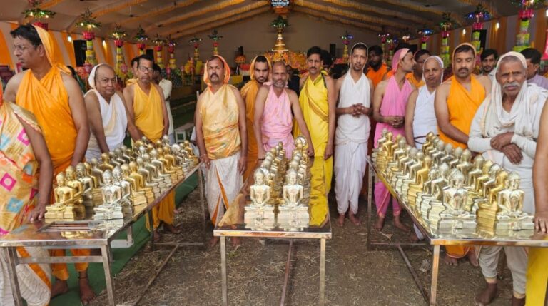 तिलकगंज में 25 समोशरण मंडल विधान का शुभारंभ ध्वजारोहण से हुआ