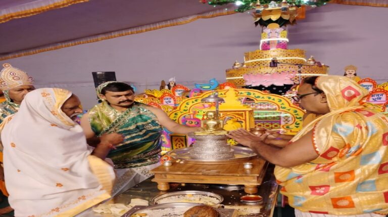 सागर के तिलकगंज में चल रहे 25 मंडलीय कल्पद्रुम महामंडल विधान में रविवार को पिच्छिका परिवर्तन समारोह