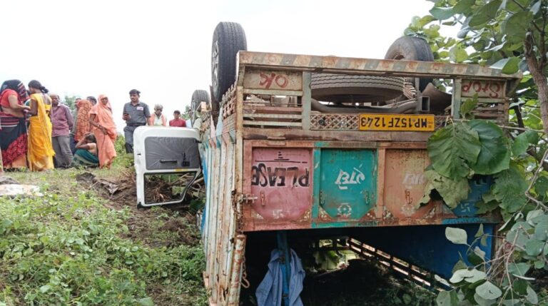 सागर में 35 लोगो को ले जा रही पिकअप पलटी, 1 की मौत