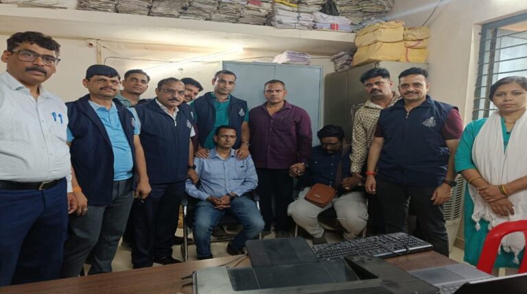 नगर निगम में EOW की छापेमारी, राजस्व अधिकारी रिश्वतखोरी करते गिरफ्तार