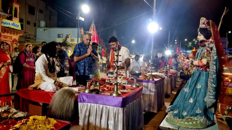 शरद पूर्णिमा पर झील किनारे गंगा आरती में विभिन्न स्थानों से आए श्रद्धालुजनों ने शामिल होकर धर्म लाभ लिया