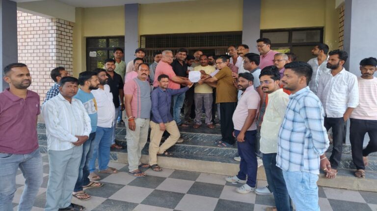 सागर में दवा विक्रेताओं ने सौपा ज्ञापन, प्रशासन पर पक्षपातपूर्ण कार्यवाही के आरोप लगे