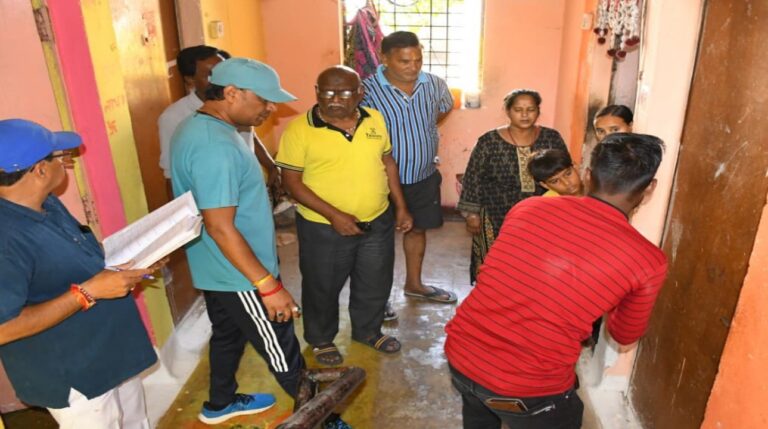 शासकीय आवासो में भाड़े पर रह रहे लोग मिले, निगमायुक्त का औचक निरीक्षण, दो कर्मचारी निलंबित
