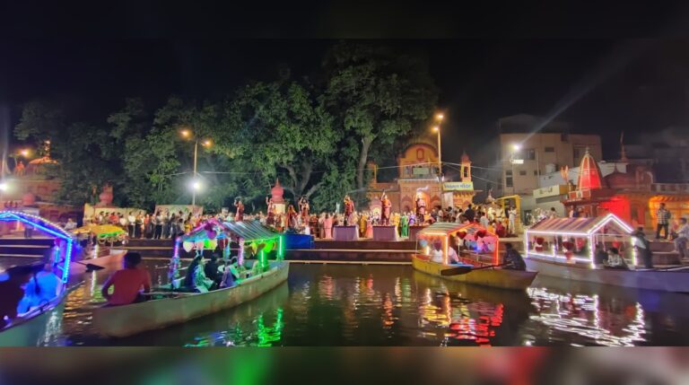 सागर में गंगा आरती भव्यता से सम्पन्न हुई, दीपदान किये गए