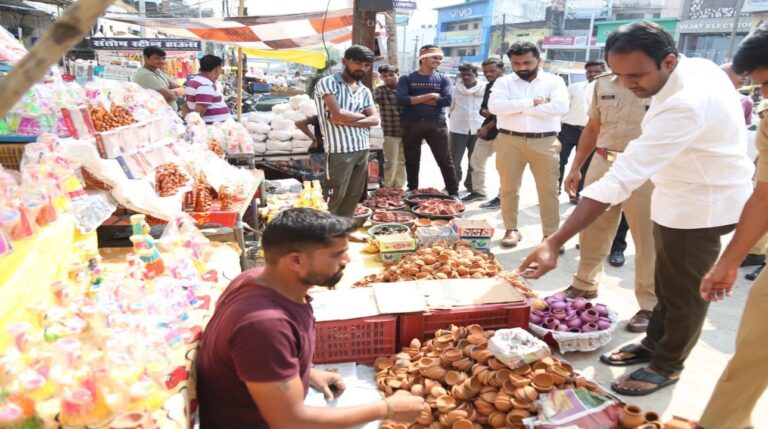 लोकल फॉर वोकल को बढ़ावा देने कलेक्टर व अन्य अधिकारियों ने स्थानीय दुकानदारों से की खूब खरीदारी