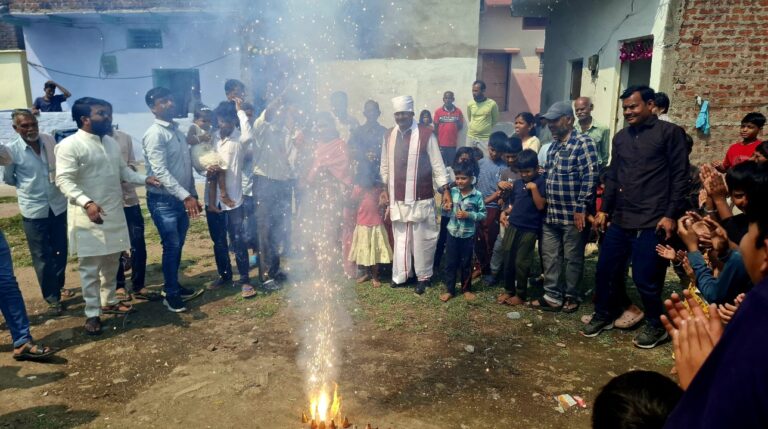 सागर विधायक ने सेवा बस्ती के बच्चों के संग मनाई दीपावली, दीप जलाये, मिठाई खिलाई