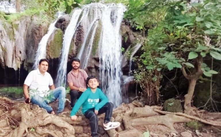 सागर- छतरपुर मार्ग पर स्थित घने जंगल में पांडाछिर झरने की कम ही लोगों को जानकारी होगी