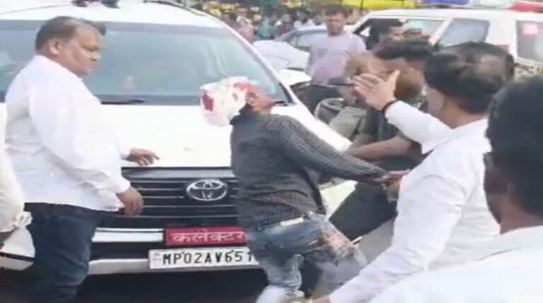 कलेक्टर की गाड़ी के सामने लेटा घायल युवक, न्याय चाहिए चिल्लाता रहा