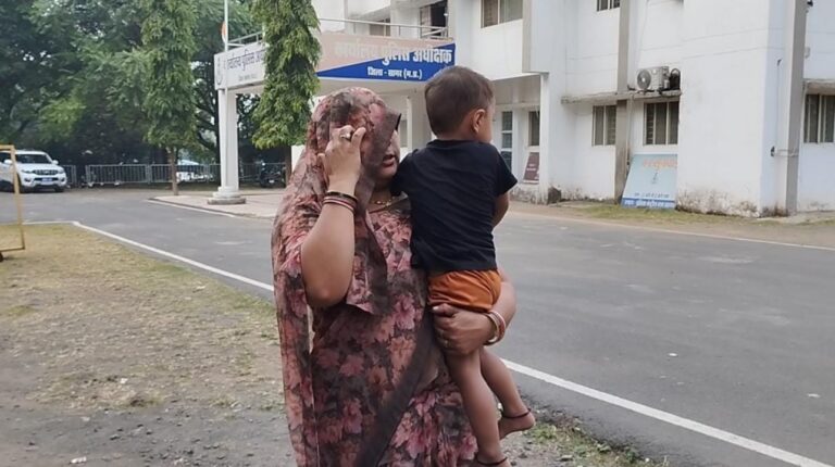 महिला बोली पति के जाने के बाद ससुराल वाले कर रहे प्रताड़ित, SP से लगाई मदद की गुहार