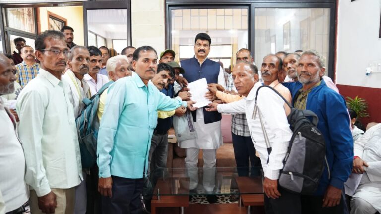संविदा शिक्षक वर्ग-3 ने मंत्री गोविंद सिंह राजपूत को सौंपा ज्ञापन, मांगों पर जल्द कार्रवाई का मिला आश्वासन