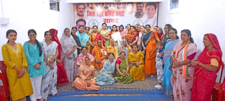 महिला कांग्रेस जिलाध्यक्ष पद पर चयन हेतु रायसुमारी करने पर्यवेक्षक नें बैठक ली