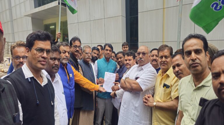 पक्षपाती अतिक्रमण की कार्यवाही को लेकर कांग्रेस ने प्रदर्शन कर सौफा ज्ञापन