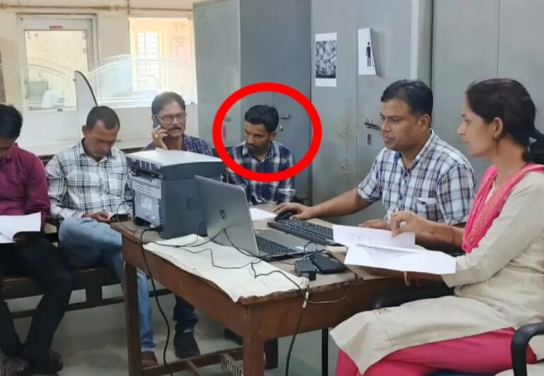 लोकायुक्त ने बाबू को 2500 रुपये की रिश्वत लेते रंगे हाथों पकड़ा, छुट्टी देने के एवज़ में माँग रहा था घूस