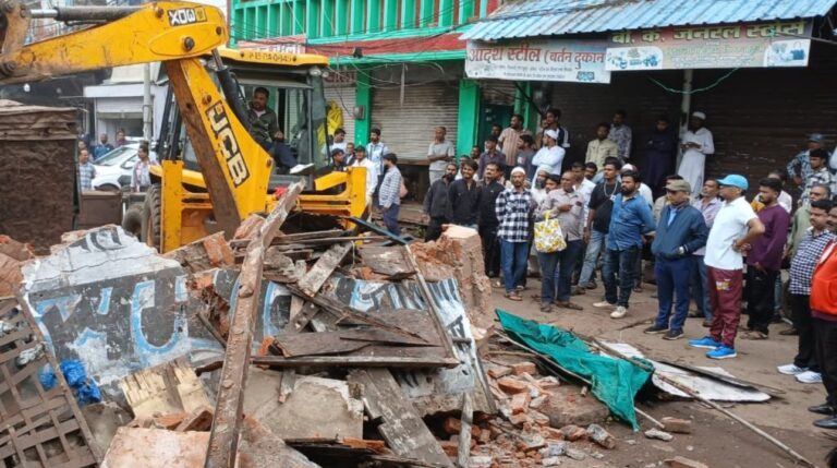 कटरा में वर्षो पुराना अतिक्रमण हटाया गया, निगमायुक्त ने कराई कार्यवाही