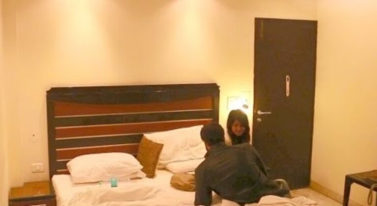 बच्चों को जानसे मारने की धमकी देकर होटल में महिला की आबरु लूटी