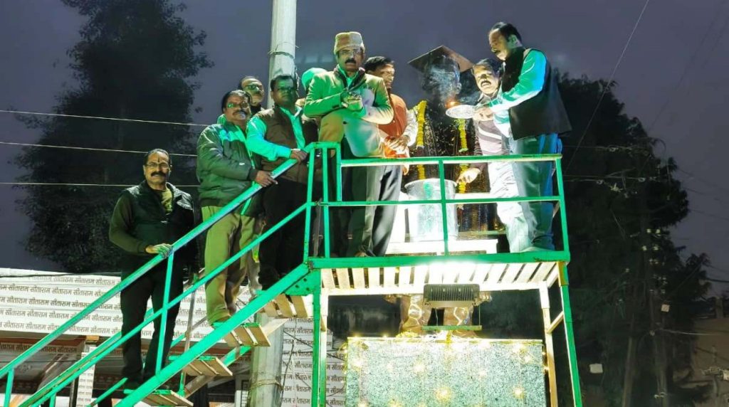 गौर जयंती की पूर्व संध्या पर गौर युवा मंच ने किया दुग्ध अभिषेेक