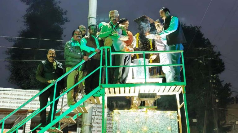 गौर जयंती की पूर्व संध्या पर गौर युवा मंच ने किया दुग्ध अभिषेेक