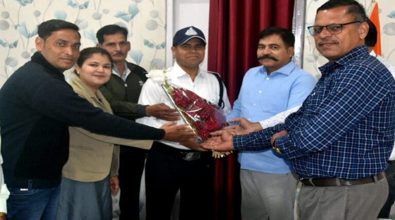 सागर पुलिस के आरक्षक का PSC से असिस्टेंट प्रोफेसर पद पर हुआ चयन, DIG चौहान ने किया सम्मानित