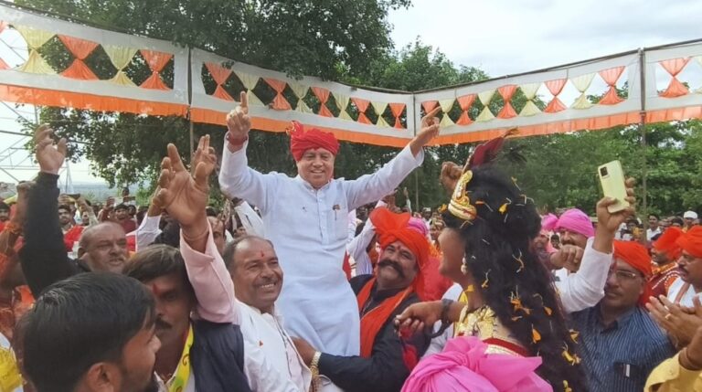 विधायक लारिया ने समारोह में दिवारी गाई, ढोल-नगाड़ों पर थिरके भी