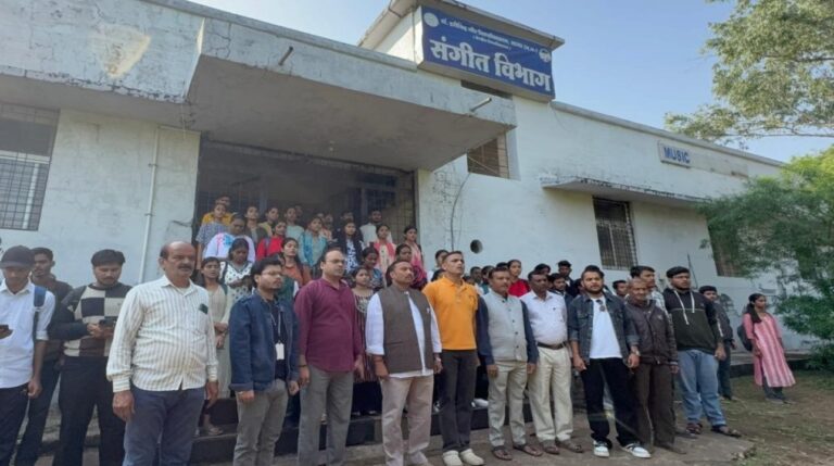 डॉ गौर विश्वविद्यालय: वंदे मातरम के 150 साल पूरे होने के उपलक्ष्य में सामूहिक गान का आयोजन