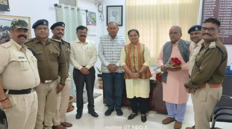 जब महिला अधिकारी से मिलने पहुँचे उनके पिता और ससुर, भावनात्मक माहौल हो गया