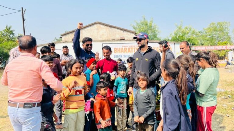 सागर में संकल्प फाउंडेशन ने बाल दिवस पर जरूरतमंद बच्चों को वितरित किए ऊनी वस्त्र