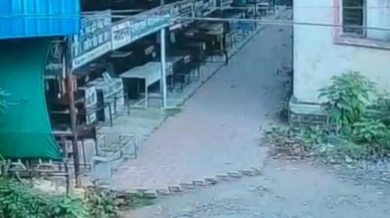 सागर में चोर जब बकील का काउंटर माल वाहक में रख चंपत हो गए