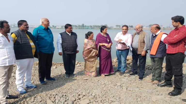 महापौर ने एमआईसी सदस्यों के साथ छोटे तालाब के सौंदर्यीकरण कार्य का निरीक्षण किया