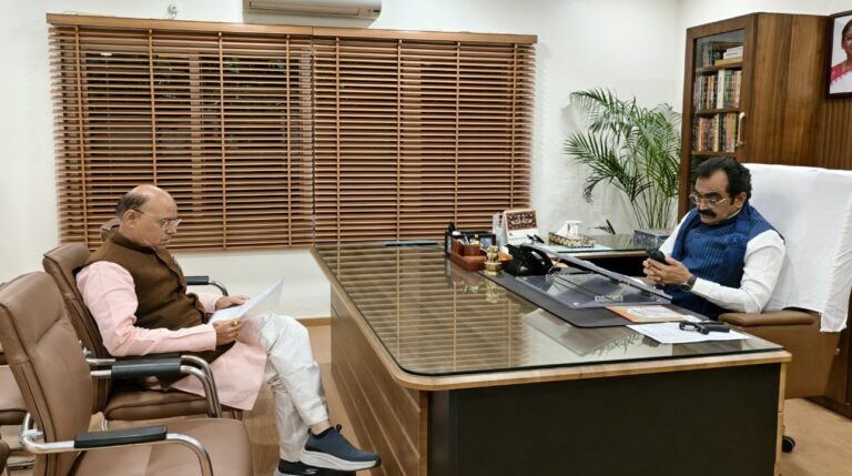 विधायक लारिया ने पीडब्ल्यूडी मंत्री से की मुलाकात कर सड़क निर्माण की माँग रखी