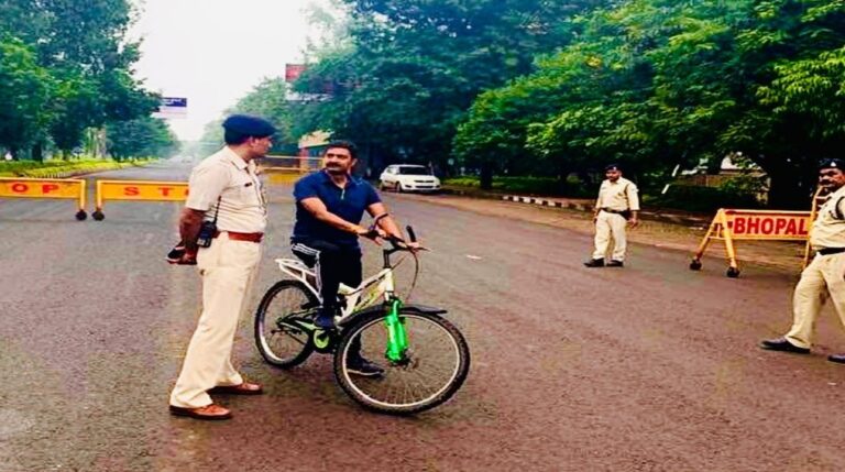 SP दिनेश कौशल हर दिन 20 km साइकिलिंग और योग करते हैं