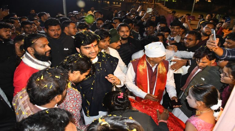 पं. इंद्रेश जी और विशाल जनसमूह की उपस्थिति में हुई सागर में गंगा आरती