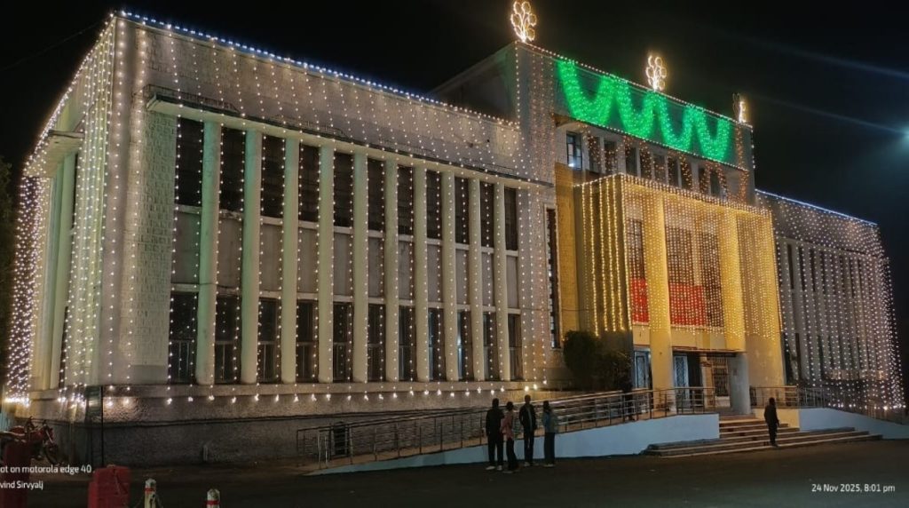 डॉ गौर की 156वीं जयंती पर विश्वविद्यालय के गौर प्रांगण में आयोजित मुख्य कार्यक्रम का सीधा प्रसारण यहां देखें