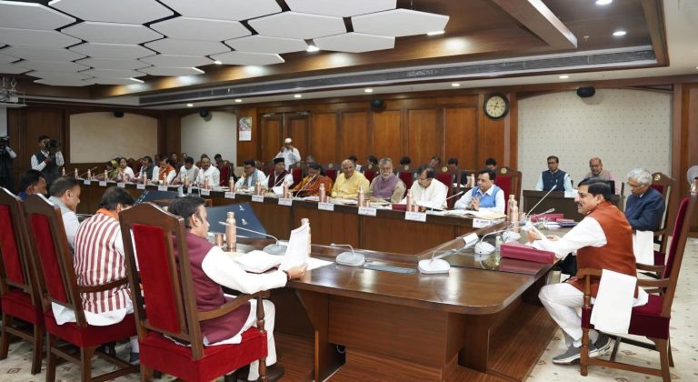 कैबिनेट की बड़ी बैठक: 9 हजार करोड़ के अनुपूरक बजट, नक्सल अभियान में शहीद हुए अधिकारी के परिवार को 1 करोड़ सहायता और कई विधेयकों को मंजूरी