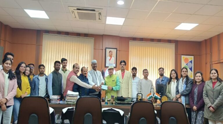 MP: सर्वोच्च न्यायालय के न्यायमूर्ति ने गौर विवि के इतिहास विभाग को सौंपे 1 लाख रुपये