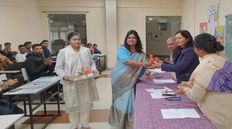 डॉ गौर विश्वविद्यालय में चल रहे दो दिवसीय ‘संविधान की गौरव गाथा के उत्सव का समापन’