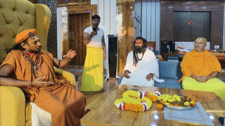 वृंदावन बाग मंदिर में अनेक आयोजन, महंत बोले ट्रस्ट की जमीन पर नेतागण और बिल्डरों की नजर