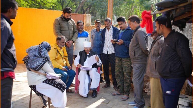 विधायक ने मतदाता सूची के विशेष गहन पुनरीक्षण अभियान का निरीक्षण, वार्ड में पहुंचकर भरवाए गणना फॉर्म