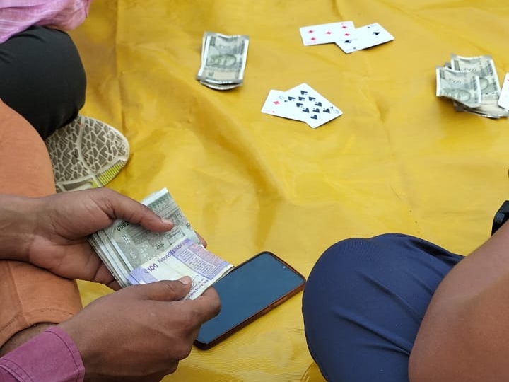 सागर में जुआ खेलने वालों पर पुलिस की दबिश, आरोपी व नगदी मोबाइल मोटर साइकिल मिले, SP सख़्त