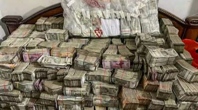 सागर में कार से 4 करोड़ रुपये बरामद, पुलिस ने दो को लिया हिरासत में, महाराष्ट्र जा रही थी रकम