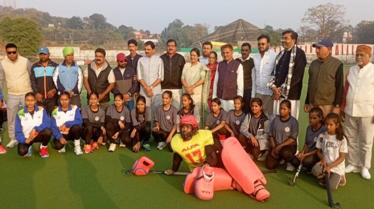 संसद खेल महोत्सव: सागर में हॉकी प्रतियोगिता के फाइनल मुकाबले मे संदीपनी विद्यालय और फीडर सेंटर की टीम बनीं विजेता