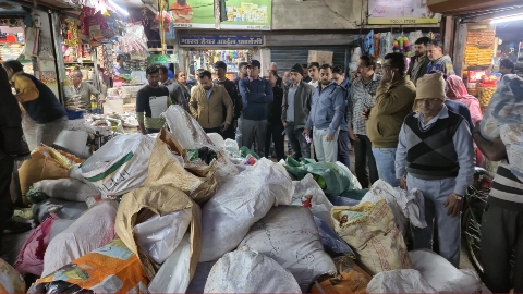 थोक पॉलीथिन विक्रेता के गोदामों से 100 क्विंटल अमानक पॉलीथिन जप्त, निगमायुक्त की कार्यवाही